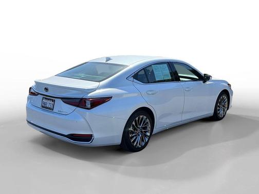 White Pearl 2025 Lexus ES 300h Luxury