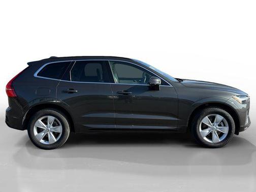 2022 Volvo XC60 B5 Momentum