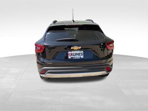 Mosaic Black Metallic 2025 Chevrolet Trax LT