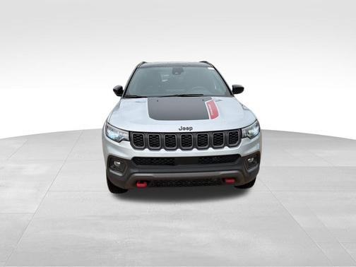 Silver Zynith 2025 Jeep Compass Trailhawk