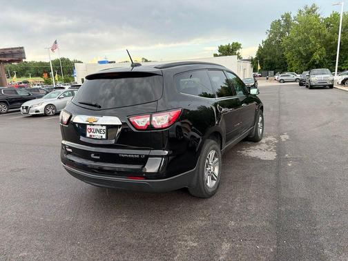 Mosaic Black Metallic 2016 Chevrolet Traverse 2LT