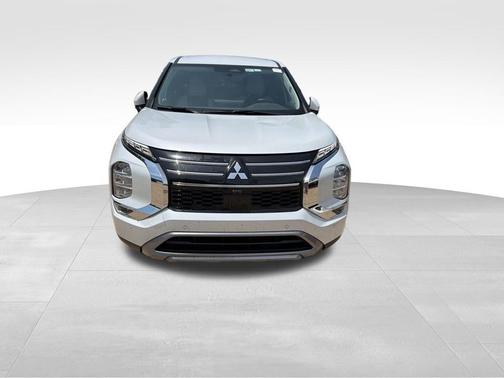 White 2025 Mitsubishi Outlander SE