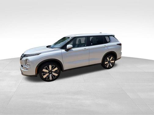 White 2025 Mitsubishi Outlander SE