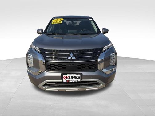 Gray 2024 Mitsubishi Outlander SE