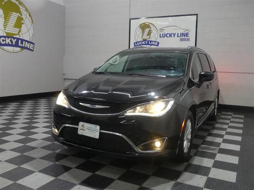 Brilliant Black Crystal Pearlcoat 2018 Chrysler Pacifica Touring-L Plus