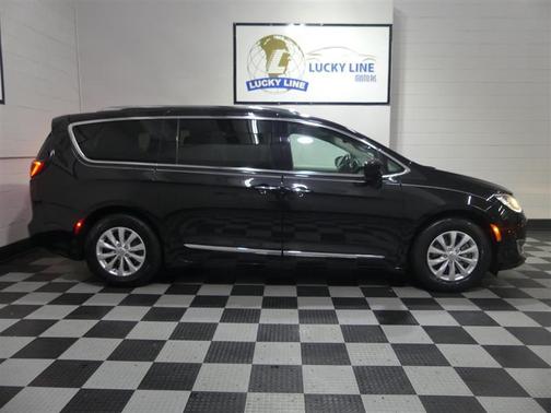 Brilliant Black Crystal Pearlcoat 2018 Chrysler Pacifica Touring-L Plus