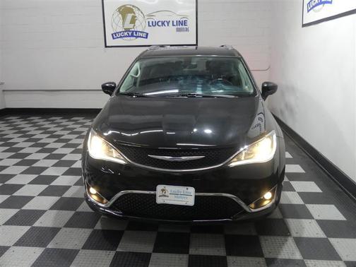 Brilliant Black Crystal Pearlcoat 2018 Chrysler Pacifica Touring-L Plus