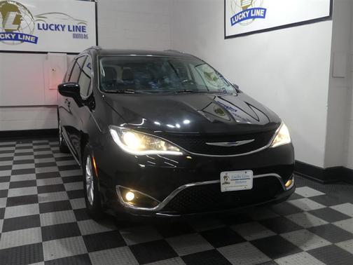 Brilliant Black Crystal Pearlcoat 2018 Chrysler Pacifica Touring-L Plus