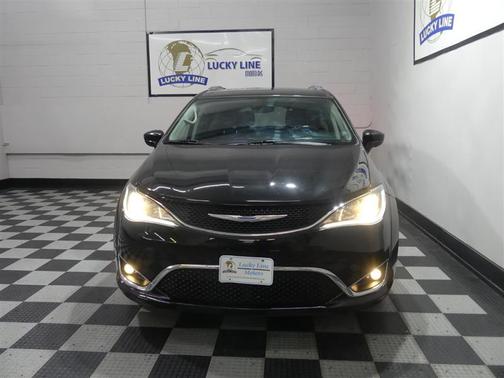 Brilliant Black Crystal Pearlcoat 2018 Chrysler Pacifica Touring-L Plus