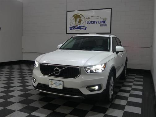 Crystal White Metallic 2021 Volvo XC40 T5 Momentum