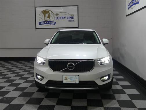 Crystal White Metallic 2021 Volvo XC40 T5 Momentum