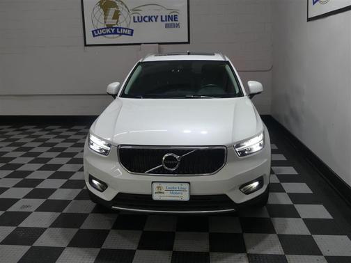 Crystal White Metallic 2021 Volvo XC40 T5 Momentum