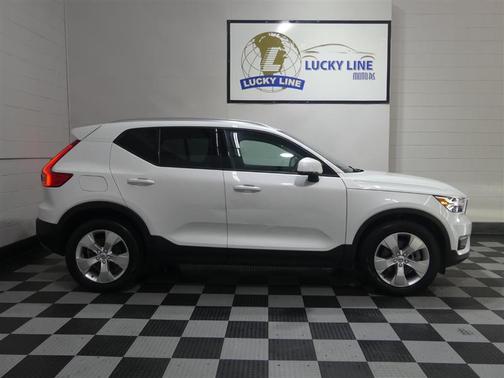 Crystal White Metallic 2021 Volvo XC40 T5 Momentum