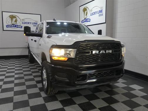 Bright White Clearcoat 2022 RAM 2500 Tradesman Crew Cab 4x4 8' Box