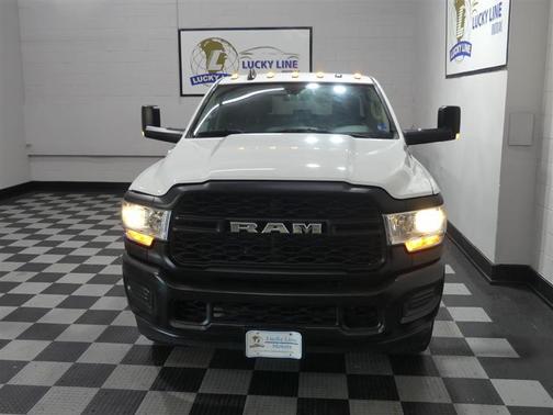 Bright White Clearcoat 2019 RAM 2500 Tradesman Crew Cab 4x4 8' Box