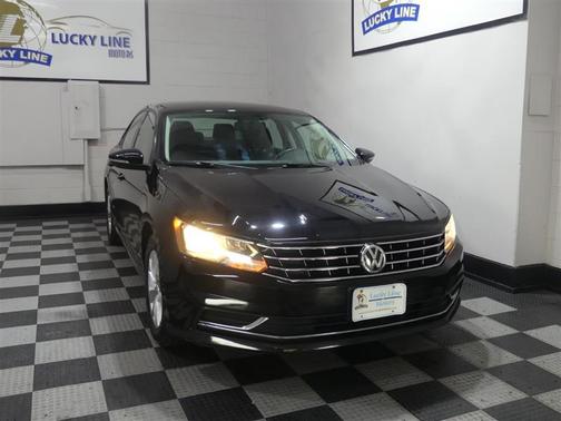 Deep Black Pearl Metallic 2018 Volkswagen Passat 2.0T S