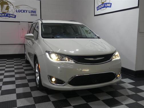 Luxury White Pearlcoat 2020 Chrysler Pacifica Touring L
