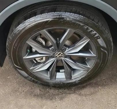 Deep Black Pearl 2022 Volkswagen Tiguan 2.0T SE 4MOTION