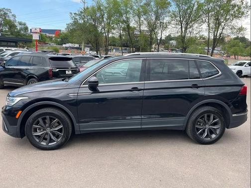 Deep Black Pearl 2022 Volkswagen Tiguan 2.0T SE 4MOTION