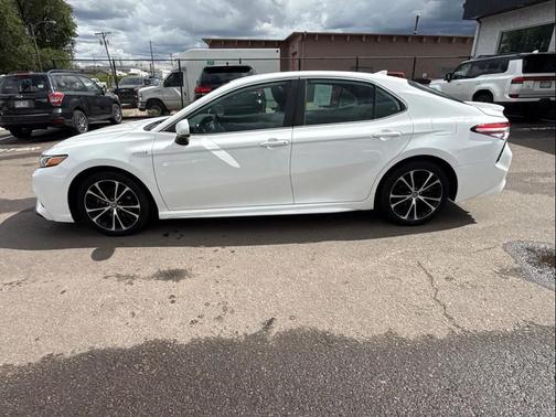 Super White 2020 Toyota Camry SE