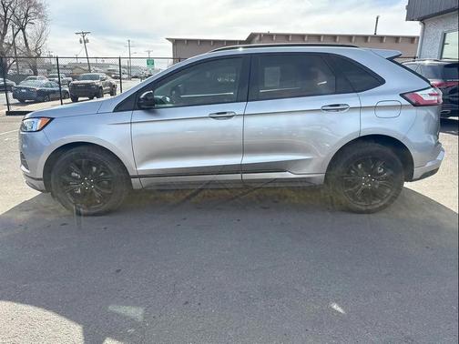 Iconic Silver Metallic 2022 Ford Edge SE