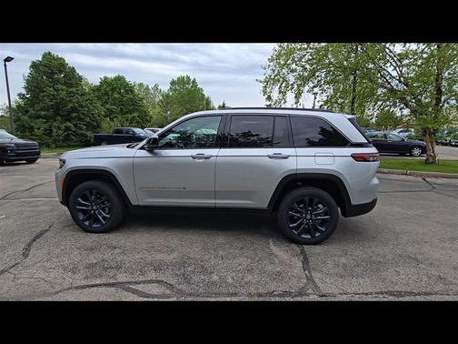 Silver Zynith 2026 Jeep Grand Cherokee Limited