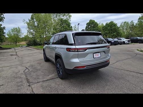 Silver Zynith 2026 Jeep Grand Cherokee Limited