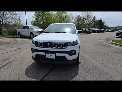 Bright White Clearcoat 2025 Jeep Compass Latitude
