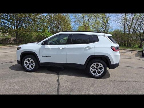 Bright White Clearcoat 2025 Jeep Compass Latitude