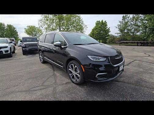 Diamond Black Crystal Pearlcoat 2026 Chrysler Pacifica L