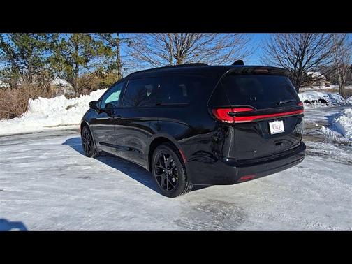 Diamond Black Crystal Pearlcoat 2026 Chrysler Pacifica L