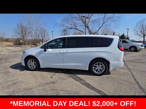 Bright White Clearcoat 2024 Chrysler Pacifica Touring L