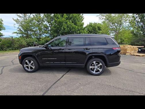 Diamond Black Crystal Pearlcoat 2026 Jeep Grand Cherokee L Limited