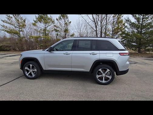 Silver Zynith 2026 Jeep Grand Cherokee Limited