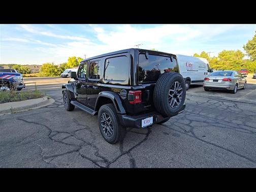 2025 Jeep Wrangler 4-Door Sahara 4x4