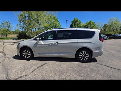 Luxury White Pearlcoat 2020 Chrysler Pacifica Touring-L Plus