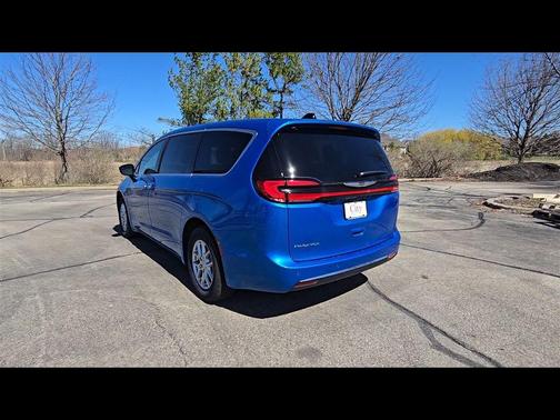 Hydro Blue Pearlcoat 2026 Chrysler Pacifica L