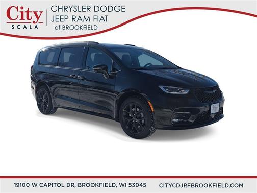 Diamond Black Crystal Pearlcoat 2026 Chrysler Pacifica L
