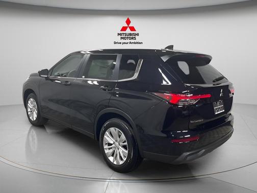 Labrador Black Pearl 2026 Mitsubishi Outlander ES 1.5T S-AWC