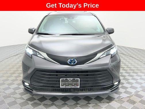 2025 Toyota Sienna XLE