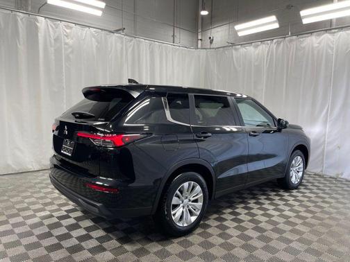 2025 Mitsubishi Outlander ES