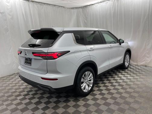 2025 Mitsubishi Outlander ES
