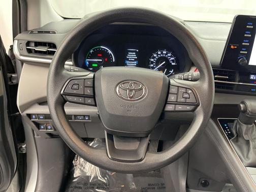 2024 Toyota Sienna LE