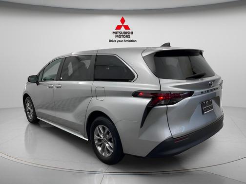 2024 Toyota Sienna LE
