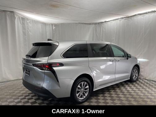 2024 Toyota Sienna LE