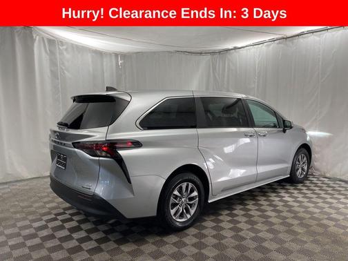 2024 Toyota Sienna LE