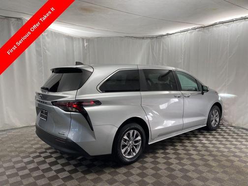 2024 Toyota Sienna LE