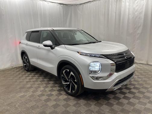 2024 Mitsubishi Outlander SE Black Edition w/Pano Roof