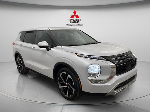 2024 Mitsubishi Outlander SE Black Edition w/Pano Roof