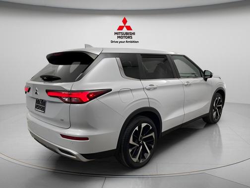 2024 Mitsubishi Outlander SE Black Edition w/Pano Roof